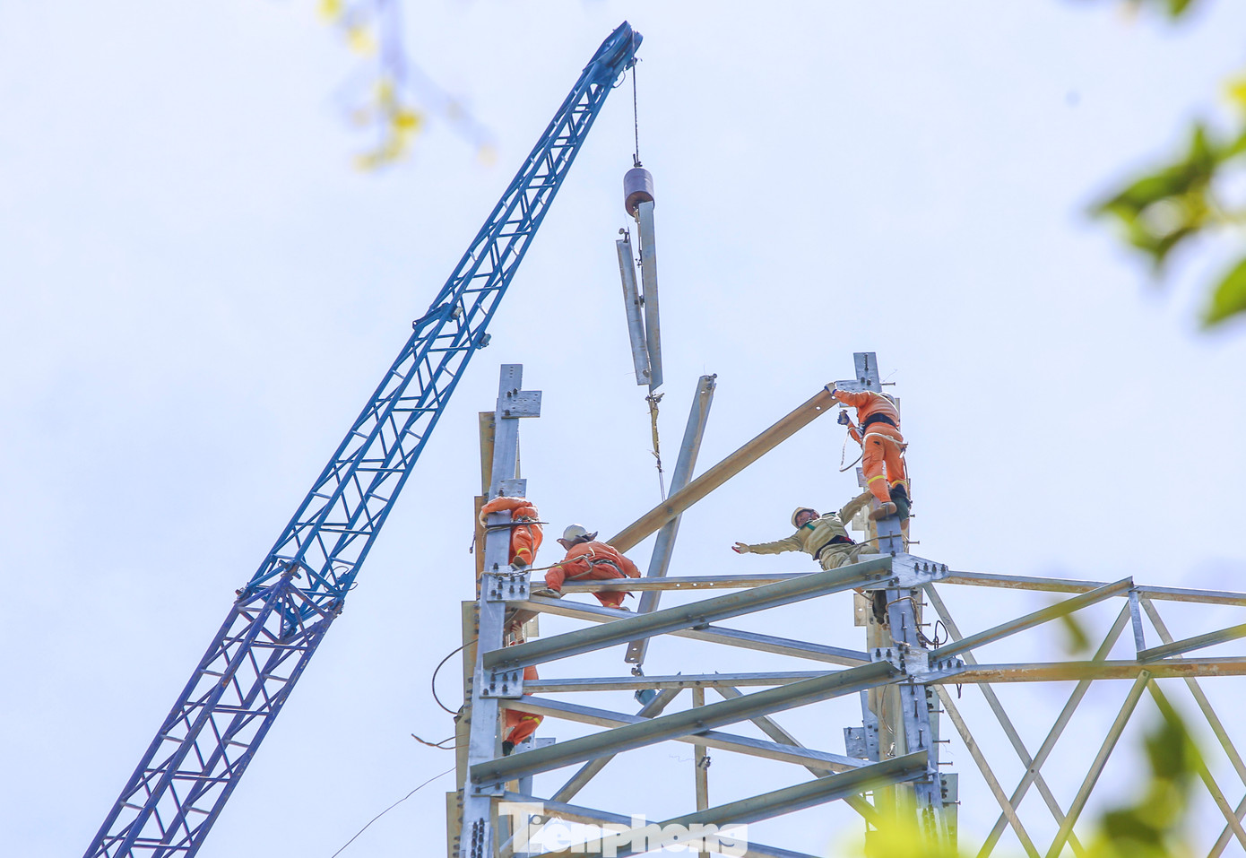 Gió lớn với cường độ mạnh, liên tục nên các công nhân thi công được chia thành nhiều nhóm, thay nhau làm việc ở tất cả các khung giờ. Họ tranh thủ lắp đặt các khung thép những lúc lặng gió để cột sớm hoàn thành.