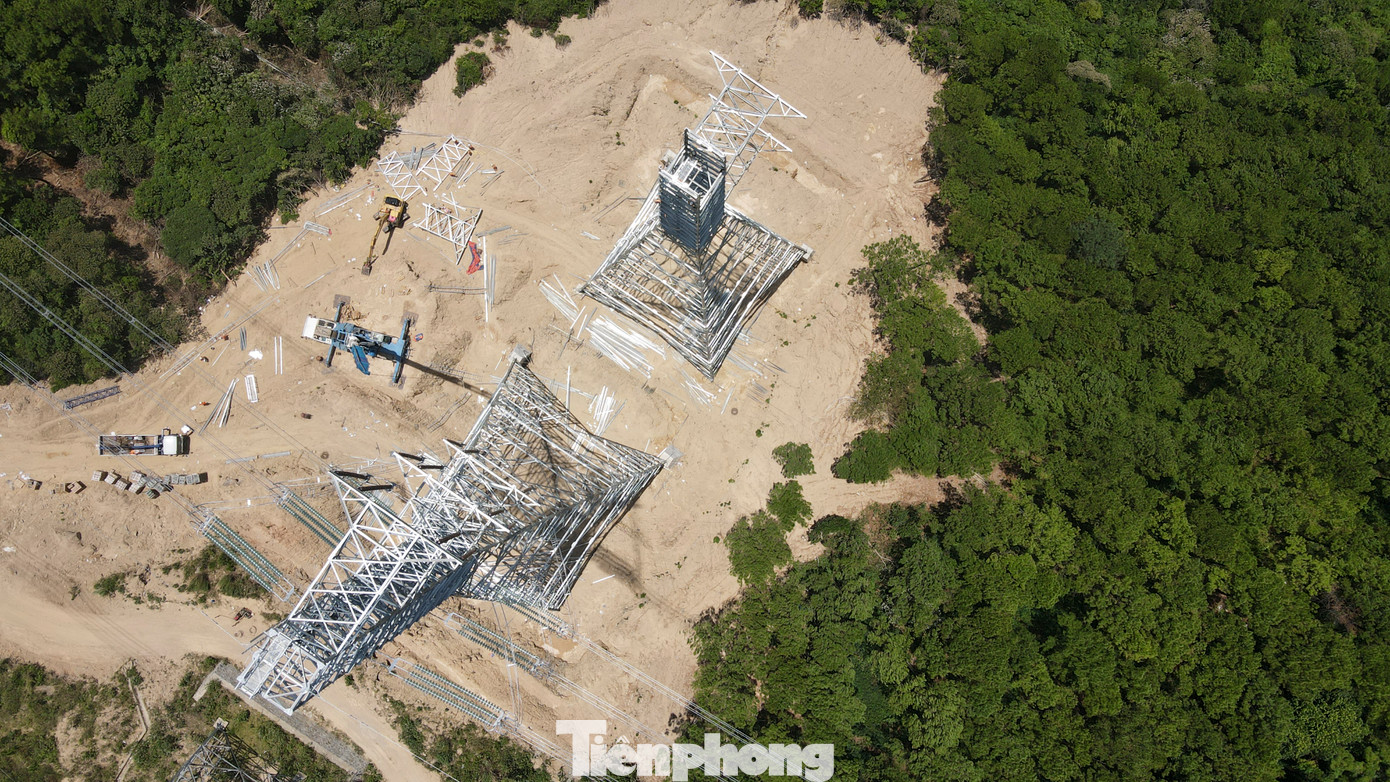 Không chỉ có gió, ở những vị trí cột nằm vắt vẻo trên dãy núi cao hàng trăm mét còn là thử thách với những công nhân xây lắp.