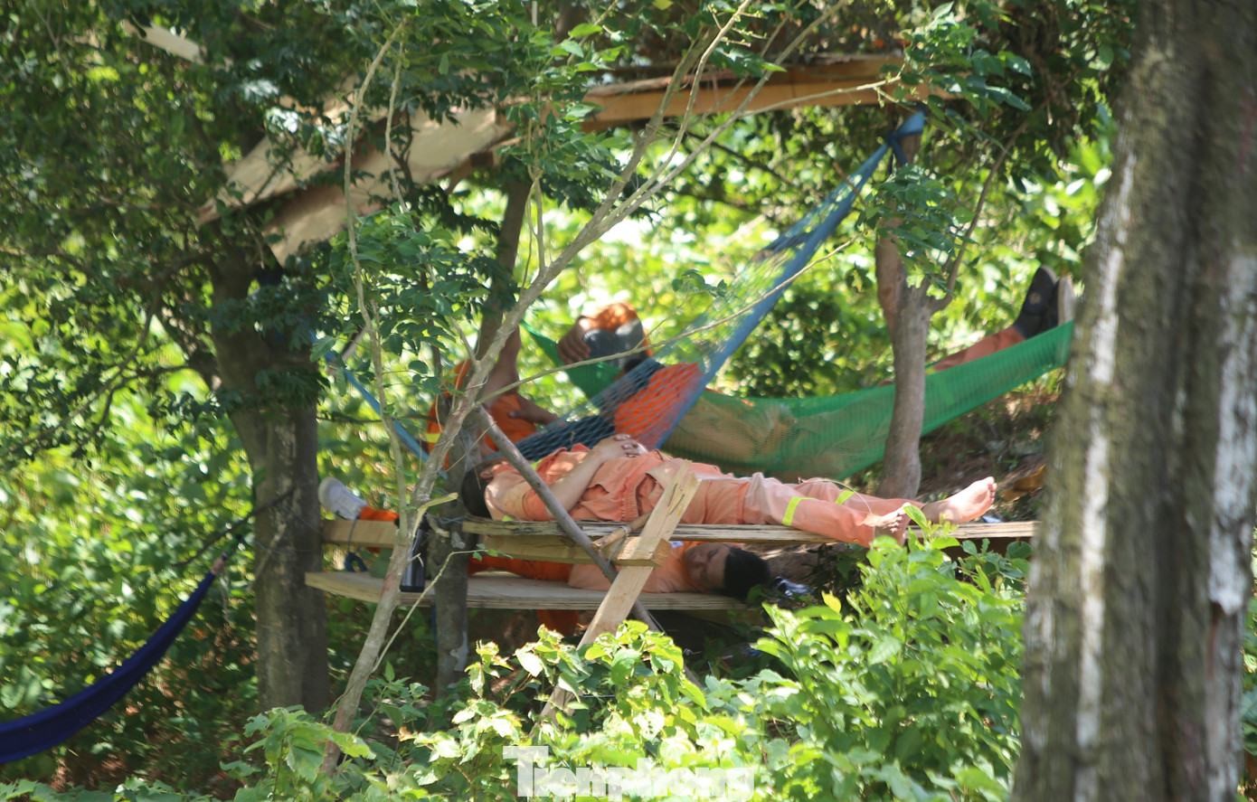 Các công nhân ăn tranh thủ, ngủ khẩn trương ngay cạnh các trụ điện để đảm bảo tiến độ thực hiện dự án.