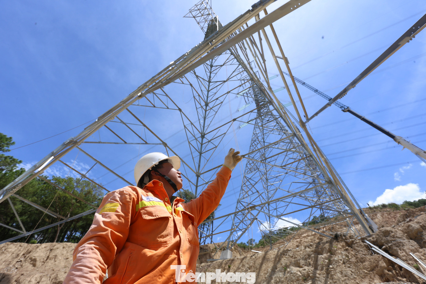 “Vị trí cột số 8 được thiết kế cột néo 2 thân, chân lệch nhau đến 4m, mỗi cột cao 83 mét, nặng 315 tấn. Trong khi địa hình trên đỉnh đèo, dốc, diện tích hạn chế, vị trí cột nằm lọt giữa 2 dãy núi, phía trước là biển rộng nên nơi đây trở thành “túi gió” với cường độ mạnh, đã khiến việc lắp đặt gặp không ít khó khăn”, ông Nguyễn Sỹ Thắng – Giám đốc Truyền tải điện Hà Tĩnh (đơn vị lắp đặt cột) cho hay.