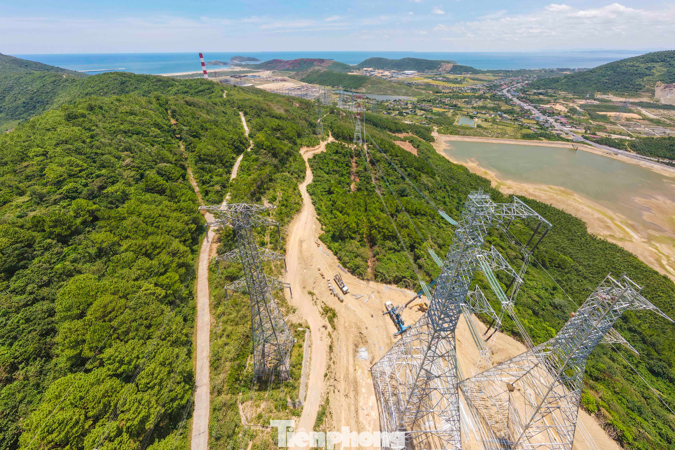 Những ngày cuối tháng 8, trên công trường dự án đường dây 500kV mạch 3 cung đoạn Quảng Trạch - Quỳnh Lưu qua tỉnh Hà Tĩnh, các nhóm công nhân đang gấp rút hoàn thiện các hạng mục còn lại, kịp bàn giao, khánh thành trước dịp lễ Quốc khánh 2/9.