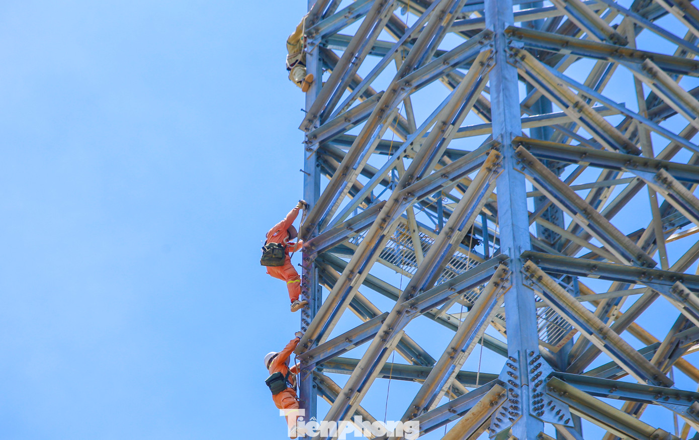 Gió lớn với cường độ mạnh, liên tục nên các công nhân thi công được chia thành nhiều nhóm, thay nhau làm việc ở tất cả các khung giờ. Họ tranh thủ lắp đặt các khung thép những lúc lặng gió để cột sớm hoàn thành.