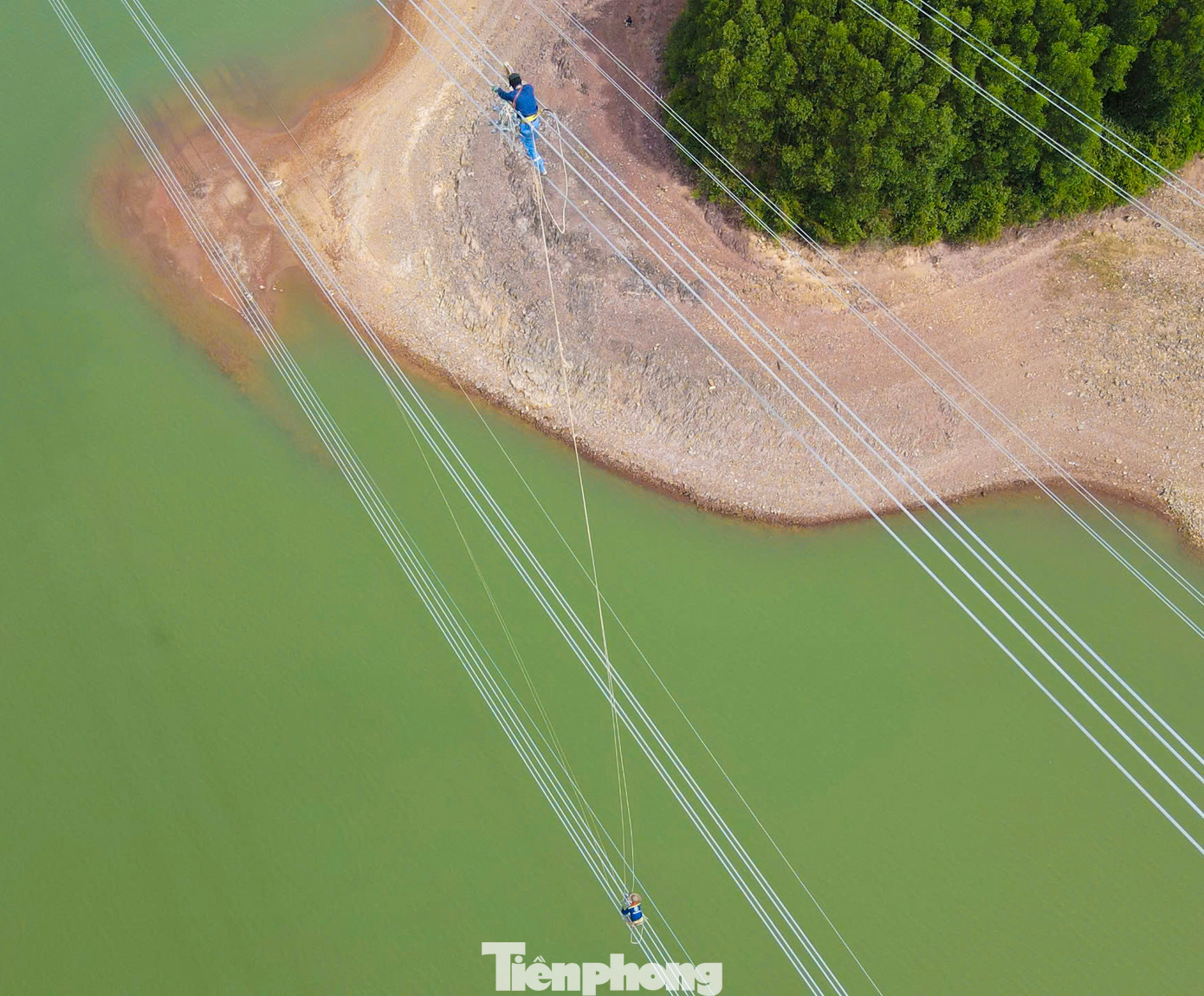 “Khoảng dây này vượt hồ dài hơn 1km nên độ võng rất lớn, anh em làm việc ở độ cao hơn 100m, vừa nắng nóng, vừa gió lớn nên đòi hỏi thể lực tốt, tinh thần phải vững. Dù vất vả song cùng với tiến độ bàn giao lưới điện đã cận kề nên chúng tôi phải tranh thủ dậy sớm, làm xuyên trưa để kịp hoàn thành”, anh Lê Văn Hải – Công nhân Công ty CP PC1 Hà Nội, chia sẻ.