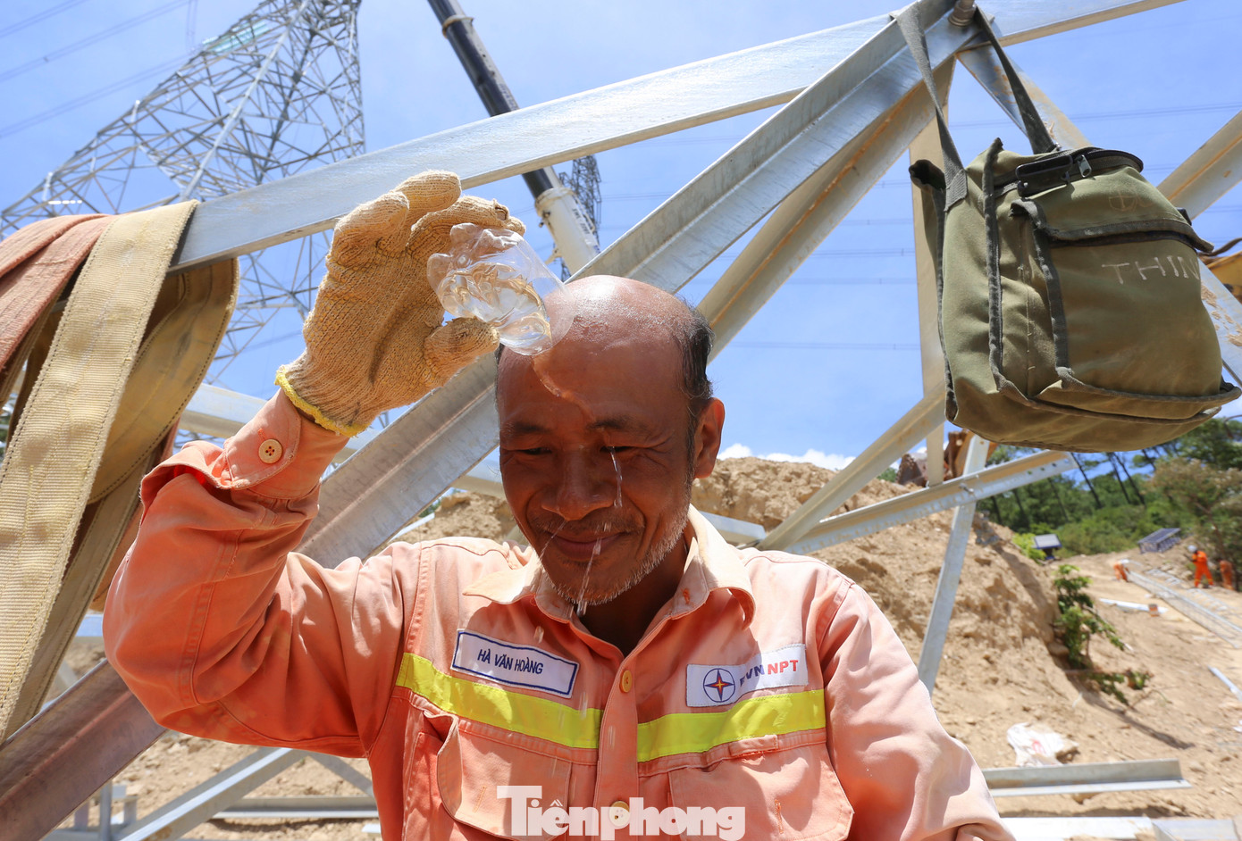 Nắng nóng gay gắt cùng với gió lớn, bụi bay mù mịt khiến các công nhân ngành điện nhanh mất sức, họ phải tiếp nước liên tục.