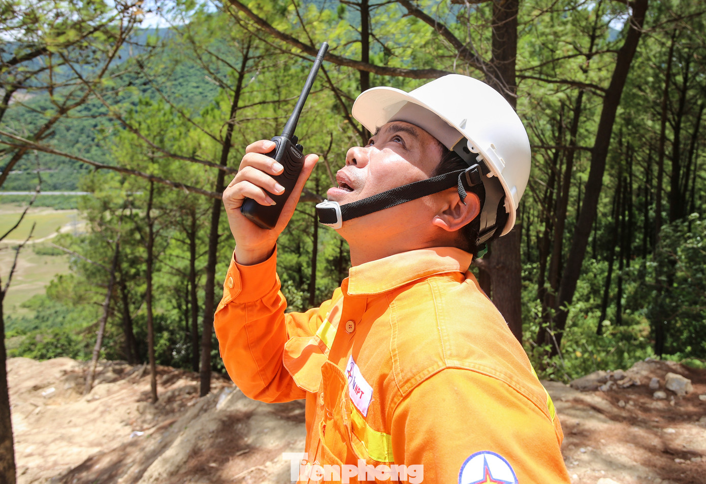 Ông Nguyễn Sỹ Thắng – Giám đốc Truyền tải điện Hà Tĩnh (đơn vị lắp đặt cột) thường xuyên nhắc nhở công nhân thắt đai an toàn, đảm bảo an toàn khi làm việc trên cao.