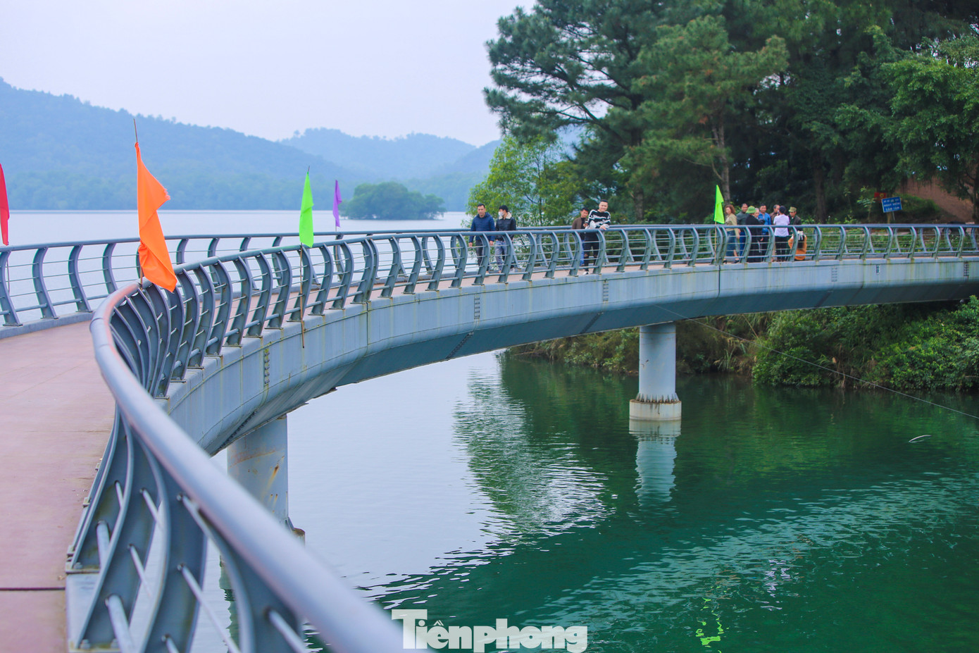 Lối vào đền là cây cầu có 5 trụ sắt, uốn lượn hình cánh cung, với chiều dài 132 m, rộng 3,4 m. Lối vào đền là cây cầu có 5 trụ sắt, uốn lượn hình cánh cung, với chiều dài 132 m, rộng 3,4 m.