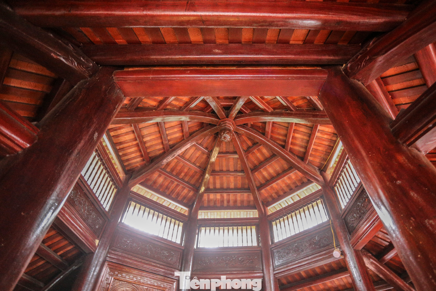 Kết cấu kiến trúc gồm 8 bộ vì, với 8 cột cái và 8 cột quân. Toàn bộ cấu kiện gỗ gia công đều bằng lim. Kết cấu kiến trúc gồm 8 bộ vì, với 8 cột cái và 8 cột quân. Toàn bộ cấu kiện gỗ gia công đều bằng lim.