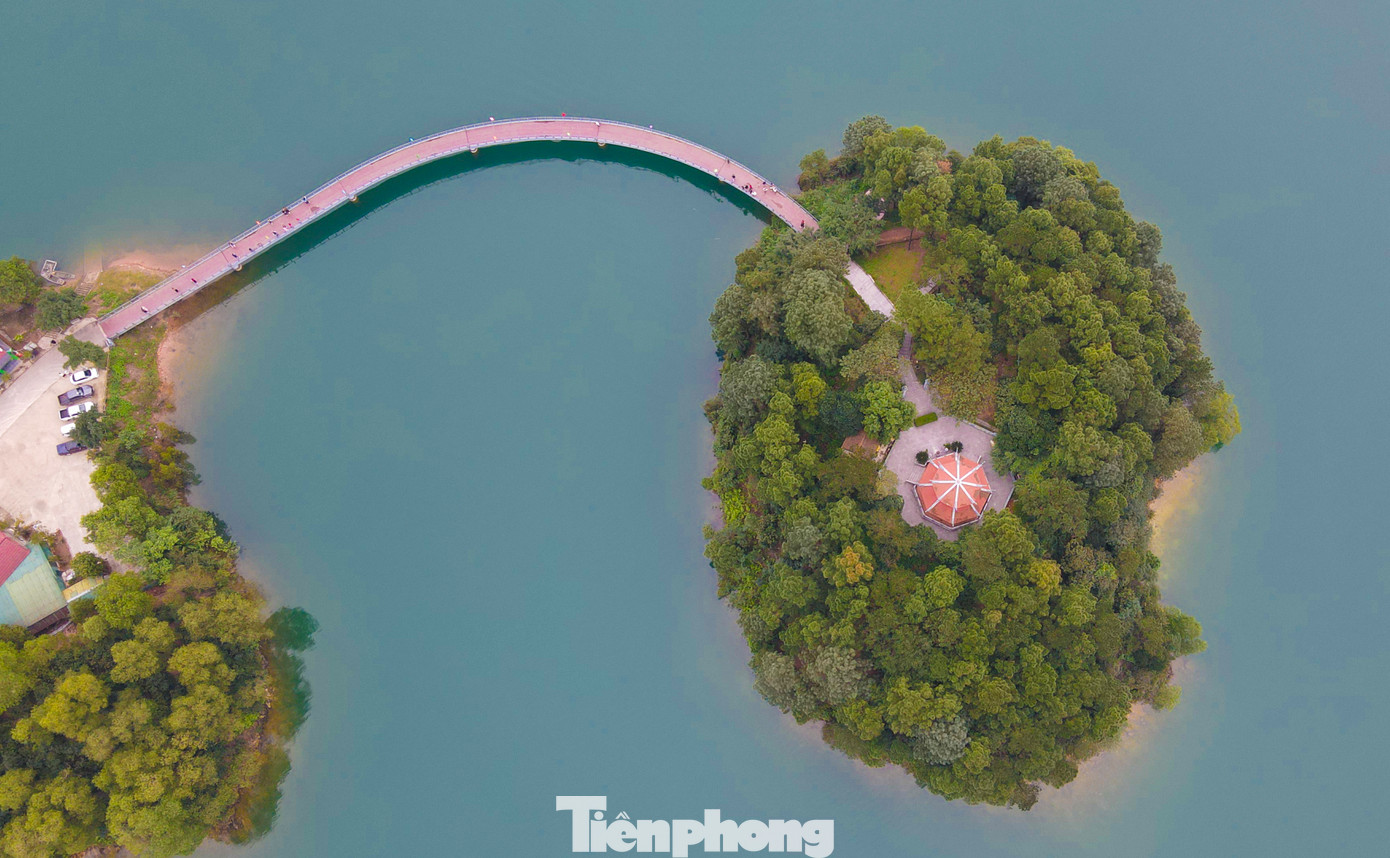 Năm 2011, tỉnh Hà Tĩnh quyết định đầu tư xây dựng đền thờ để tỏ lòng thành kính và tri ân công lao to lớn của cố Tổng Bí thư Lê Duẩn. Đến năm 2014 khánh thành đưa vào sử dụng. Ngôi đền tọa lạc trên một hòn đảo nhỏ ngay giữa lòng hồ Kẻ Gỗ. Khuôn viên có diện tích 320 m2, quay về hướng Tây Bắc. Năm 2011, tỉnh Hà Tĩnh quyết định đầu tư xây dựng đền thờ để tỏ lòng thành kính và tri ân công lao to lớn của cố Tổng Bí thư Lê Duẩn. Đến năm 2014 khánh thành đưa vào sử dụng. Ngôi đền tọa lạc trên một hòn đảo nhỏ ngay giữa lòng hồ Kẻ Gỗ. Khuôn viên có diện tích 320 m2, quay về hướng Tây Bắc.