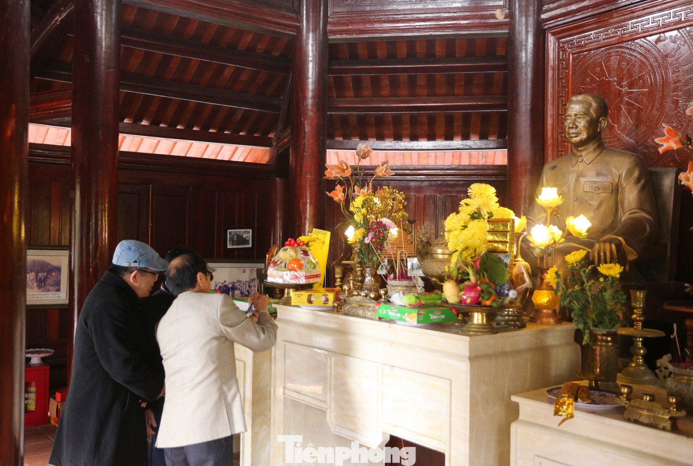 Kết cấu kiến trúc gồm 8 bộ vì, với 8 cột cái và 8 cột quân. Toàn bộ cấu kiện gỗ gia công đều bằng lim. Kết cấu kiến trúc gồm 8 bộ vì, với 8 cột cái và 8 cột quân. Toàn bộ cấu kiện gỗ gia công đều bằng lim.