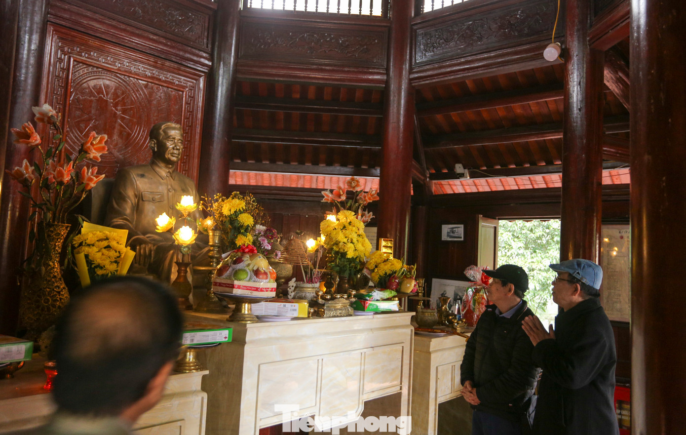 Kết cấu kiến trúc gồm 8 bộ vì, với 8 cột cái và 8 cột quân. Toàn bộ cấu kiện gỗ gia công đều bằng lim. Kết cấu kiến trúc gồm 8 bộ vì, với 8 cột cái và 8 cột quân. Toàn bộ cấu kiện gỗ gia công đều bằng lim.