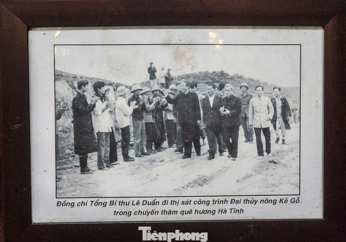 Nơi đây trưng bày các bức ảnh trắng đen, ghi lại cảnh những chuyến thăm, công tác của cố Tổng Bí thư Lê Duẩn ở Nghệ An và Hà Tĩnh. Khi xưa, trên cương vị của mình, Tổng Bí thư Lê Duẩn là người có nhiều quyết sách giúp đỡ Hà Tĩnh. Nhờ đó, công trình đại thủy nông Kẻ Gỗ chỉ trong 3 năm (so với kế hoạch 10 năm) đã hoàn thành và đưa vào khai thác (1979). Nơi đây trưng bày các bức ảnh trắng đen, ghi lại cảnh những chuyến thăm, công tác của cố Tổng Bí thư Lê Duẩn ở Nghệ An và Hà Tĩnh. Khi xưa, trên cương vị của mình, Tổng Bí thư Lê Duẩn là người có nhiều quyết sách giúp đỡ Hà Tĩnh. Nhờ đó, công trình đại thủy nông Kẻ Gỗ chỉ trong 3 năm (so với kế hoạch 10 năm) đã hoàn thành và đưa vào khai thác (1979).