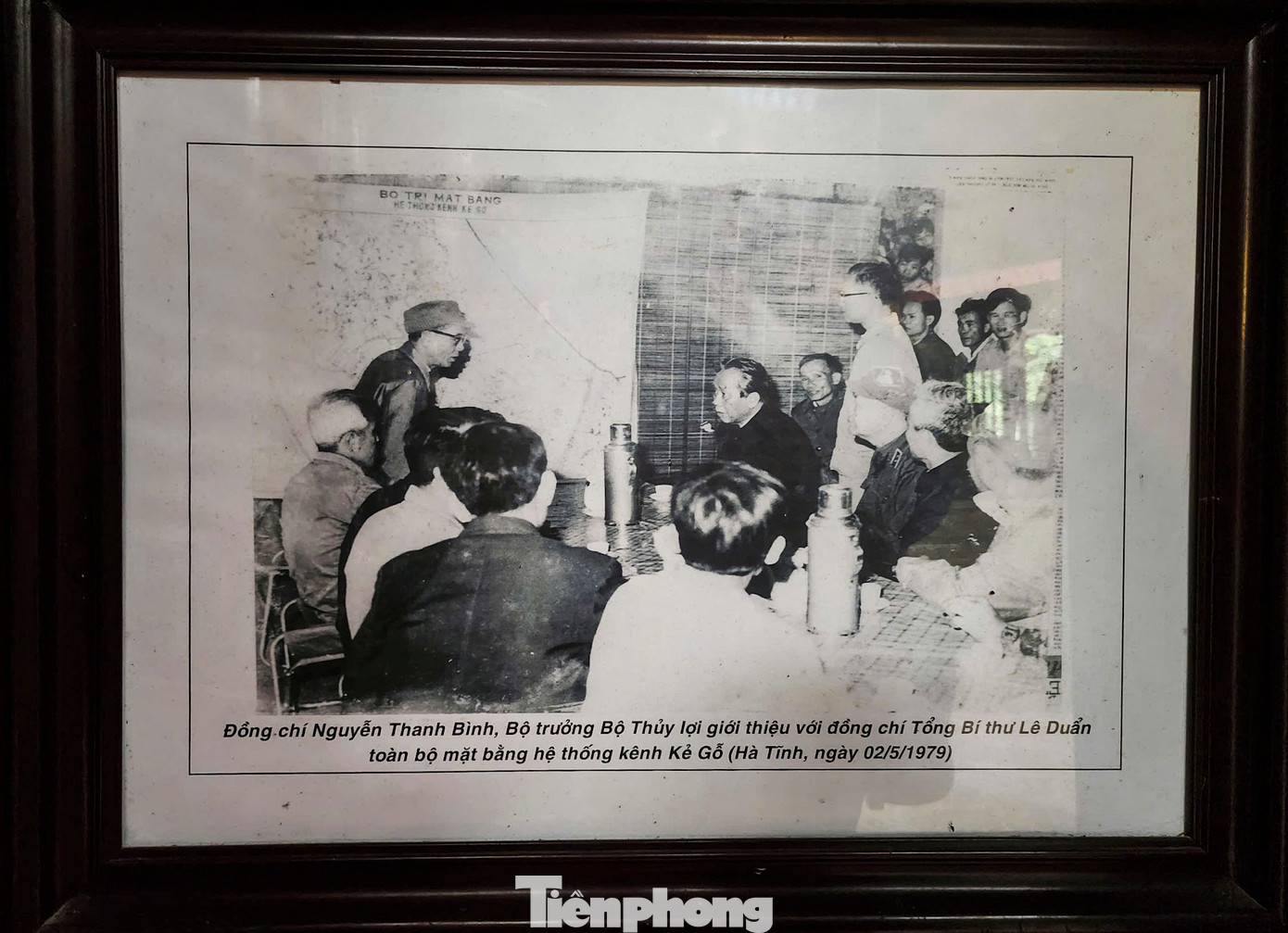 Nơi đây trưng bày các bức ảnh trắng đen, ghi lại cảnh những chuyến thăm, công tác của cố Tổng Bí thư Lê Duẩn ở Nghệ An và Hà Tĩnh. Khi xưa, trên cương vị của mình, Tổng Bí thư Lê Duẩn là người có nhiều quyết sách giúp đỡ Hà Tĩnh. Nhờ đó, công trình đại thủy nông Kẻ Gỗ chỉ trong 3 năm (so với kế hoạch 10 năm) đã hoàn thành và đưa vào khai thác (1979). Nơi đây trưng bày các bức ảnh trắng đen, ghi lại cảnh những chuyến thăm, công tác của cố Tổng Bí thư Lê Duẩn ở Nghệ An và Hà Tĩnh. Khi xưa, trên cương vị của mình, Tổng Bí thư Lê Duẩn là người có nhiều quyết sách giúp đỡ Hà Tĩnh. Nhờ đó, công trình đại thủy nông Kẻ Gỗ chỉ trong 3 năm (so với kế hoạch 10 năm) đã hoàn thành và đưa vào khai thác (1979).