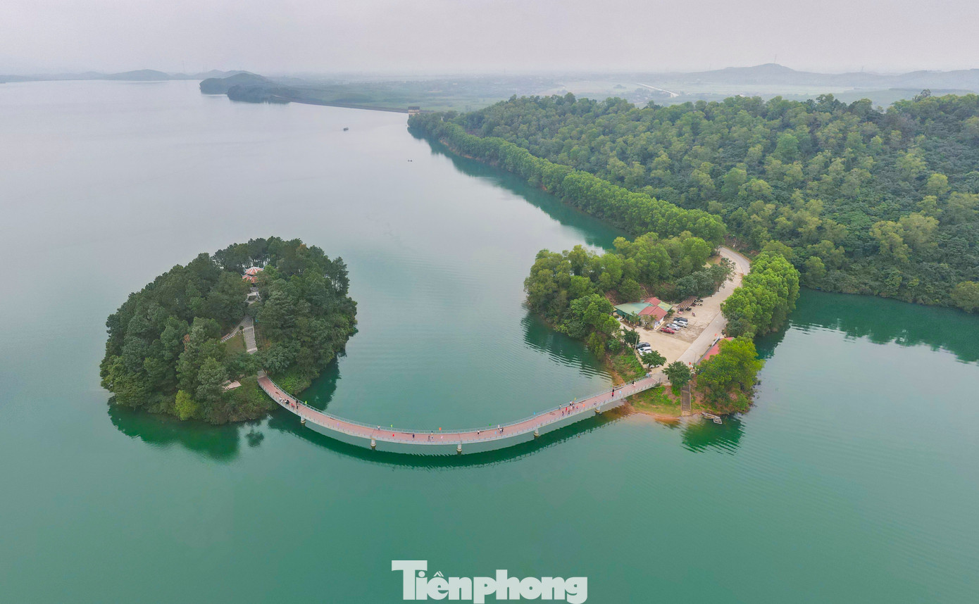 Hồ chứa nước Kẻ Gỗ (xã Cẩm Mỹ, huyện Cẩm Xuyên, tỉnh Hà Tĩnh) được xây dựng từ năm 1976, có dung tích 345 triệu m3. Hồ có nhiệm vụ cấp nước phục vụ sản xuất nông nghiệp, phục vụ dân sinh và các ngành kinh tế cho huyện Cẩm Xuyên, Thạch Hà và TP Hà Tĩnh. Năm xưa, khi còn đương nhiệm, cố Tổng Bí thư Lê Duẩn là người có nhiều quyết sách giúp đỡ Hà Tĩnh. Đặc biệt, ông là một trong những cá nhân góp công đưa đại công trình thủy nông Kẻ Gỗ hoàn thành, đưa vào khai thác trong vòng 3 năm, vượt 7 năm so với kế hoạch. Hồ chứa nước Kẻ Gỗ (xã Cẩm Mỹ, huyện Cẩm Xuyên, tỉnh Hà Tĩnh) được xây dựng từ năm 1976, có dung tích 345 triệu m3. Hồ có nhiệm vụ cấp nước phục vụ sản xuất nông nghiệp, phục vụ dân sinh và các ngành kinh tế cho huyện Cẩm Xuyên, Thạch Hà và TP Hà Tĩnh. Năm xưa, khi còn đương nhiệm, cố Tổng Bí thư Lê Duẩn là người có nhiều quyết sách giúp đỡ Hà Tĩnh. Đặc biệt, ông là một trong những cá nhân góp công đưa đại công trình thủy nông Kẻ Gỗ hoàn thành, đưa vào khai thác trong vòng 3 năm, vượt 7 năm so với kế hoạch.