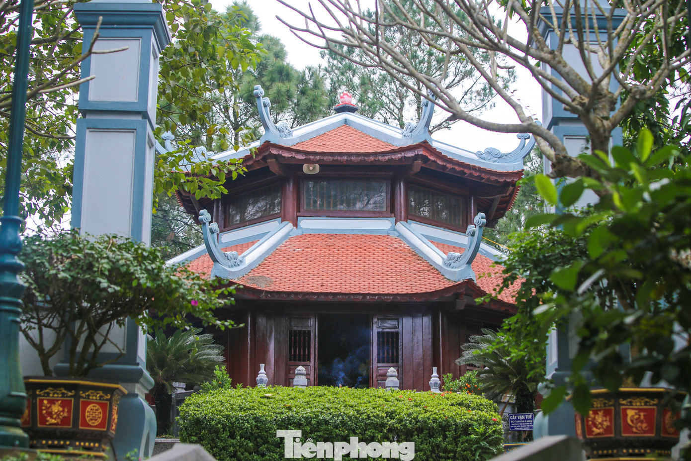 Đền được xây dựng với hình thức nhà chồng diêm 2 tầng, trên mặt bằng có hình bát giác đều, với diện tích 85,5 m2. Toàn bộ mái lợp ngói mũi hài, xung quanh công trình bao bọc bởi hệ thống vách đổ lụa âm dương. Nghi môn, sân hành lễ, kiến trúc đền mộc mạc, giản dị, hòa hợp với thiên nhiên. Đền được xây dựng với hình thức nhà chồng diêm 2 tầng, trên mặt bằng có hình bát giác đều, với diện tích 85,5 m2. Toàn bộ mái lợp ngói mũi hài, xung quanh công trình bao bọc bởi hệ thống vách đổ lụa âm dương. Nghi môn, sân hành lễ, kiến trúc đền mộc mạc, giản dị, hòa hợp với thiên nhiên.