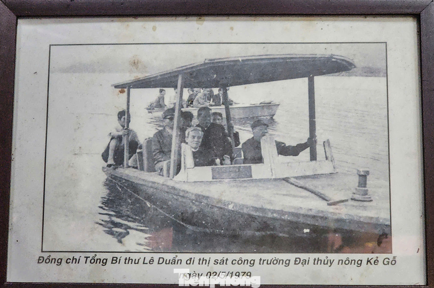 Nơi đây trưng bày các bức ảnh trắng đen, ghi lại cảnh những chuyến thăm, công tác của cố Tổng Bí thư Lê Duẩn ở Nghệ An và Hà Tĩnh. Khi xưa, trên cương vị của mình, Tổng Bí thư Lê Duẩn là người có nhiều quyết sách giúp đỡ Hà Tĩnh. Nhờ đó, công trình đại thủy nông Kẻ Gỗ chỉ trong 3 năm (so với kế hoạch 10 năm) đã hoàn thành và đưa vào khai thác (1979). Nơi đây trưng bày các bức ảnh trắng đen, ghi lại cảnh những chuyến thăm, công tác của cố Tổng Bí thư Lê Duẩn ở Nghệ An và Hà Tĩnh. Khi xưa, trên cương vị của mình, Tổng Bí thư Lê Duẩn là người có nhiều quyết sách giúp đỡ Hà Tĩnh. Nhờ đó, công trình đại thủy nông Kẻ Gỗ chỉ trong 3 năm (so với kế hoạch 10 năm) đã hoàn thành và đưa vào khai thác (1979).