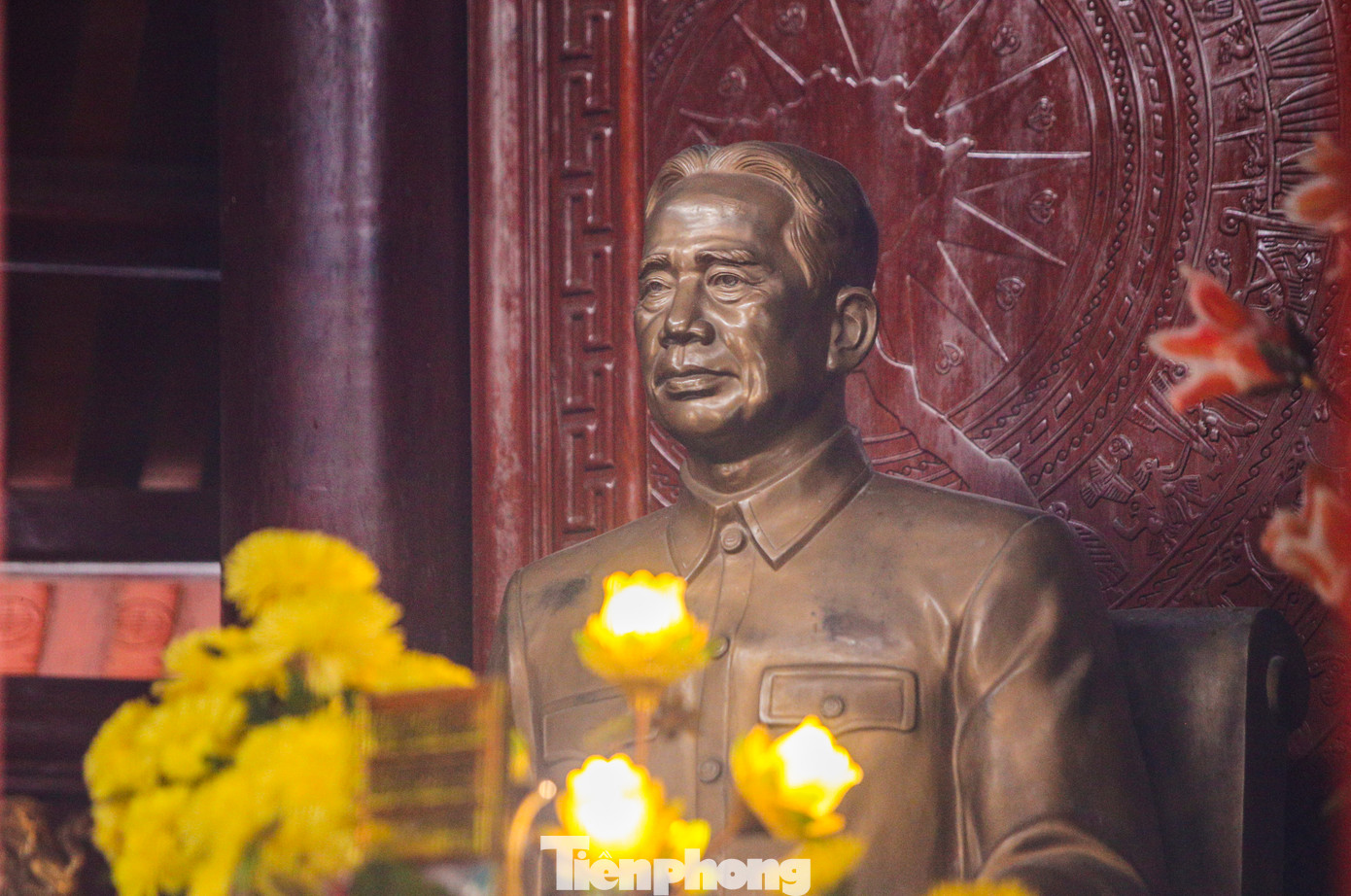 Trong Đền có bức tượng của cố Tổng Bí thư trong tư thế đang ngồi ghế, bằng đồng nặng hơn một tấn. Trong Đền có bức tượng của cố Tổng Bí thư trong tư thế đang ngồi ghế, bằng đồng nặng hơn một tấn.