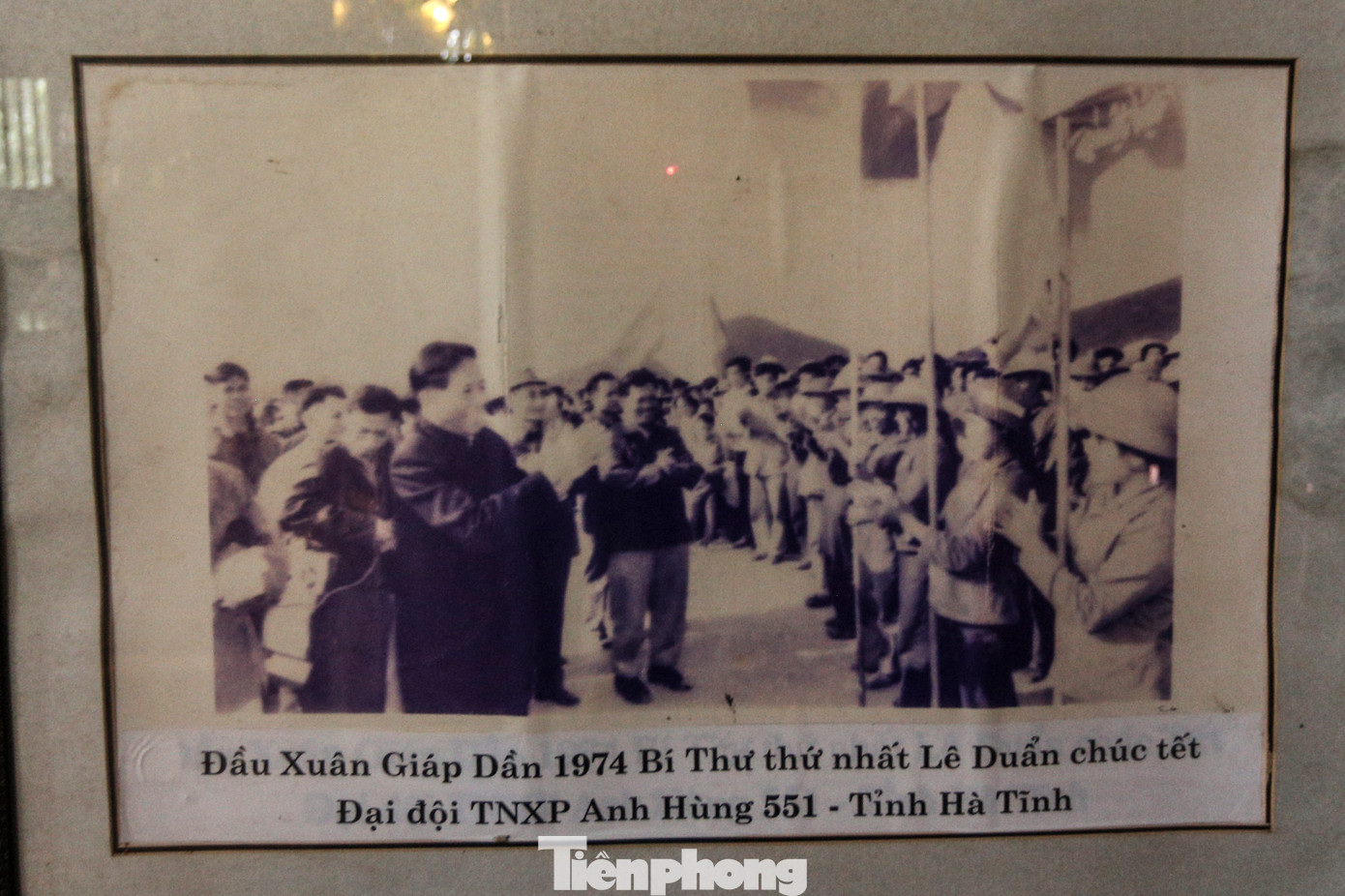 Nơi đây trưng bày các bức ảnh trắng đen, ghi lại cảnh những chuyến thăm, công tác của cố Tổng Bí thư Lê Duẩn ở Nghệ An và Hà Tĩnh. Khi xưa, trên cương vị của mình, Tổng Bí thư Lê Duẩn là người có nhiều quyết sách giúp đỡ Hà Tĩnh. Nhờ đó, công trình đại thủy nông Kẻ Gỗ chỉ trong 3 năm (so với kế hoạch 10 năm) đã hoàn thành và đưa vào khai thác (1979). Nơi đây trưng bày các bức ảnh trắng đen, ghi lại cảnh những chuyến thăm, công tác của cố Tổng Bí thư Lê Duẩn ở Nghệ An và Hà Tĩnh. Khi xưa, trên cương vị của mình, Tổng Bí thư Lê Duẩn là người có nhiều quyết sách giúp đỡ Hà Tĩnh. Nhờ đó, công trình đại thủy nông Kẻ Gỗ chỉ trong 3 năm (so với kế hoạch 10 năm) đã hoàn thành và đưa vào khai thác (1979).