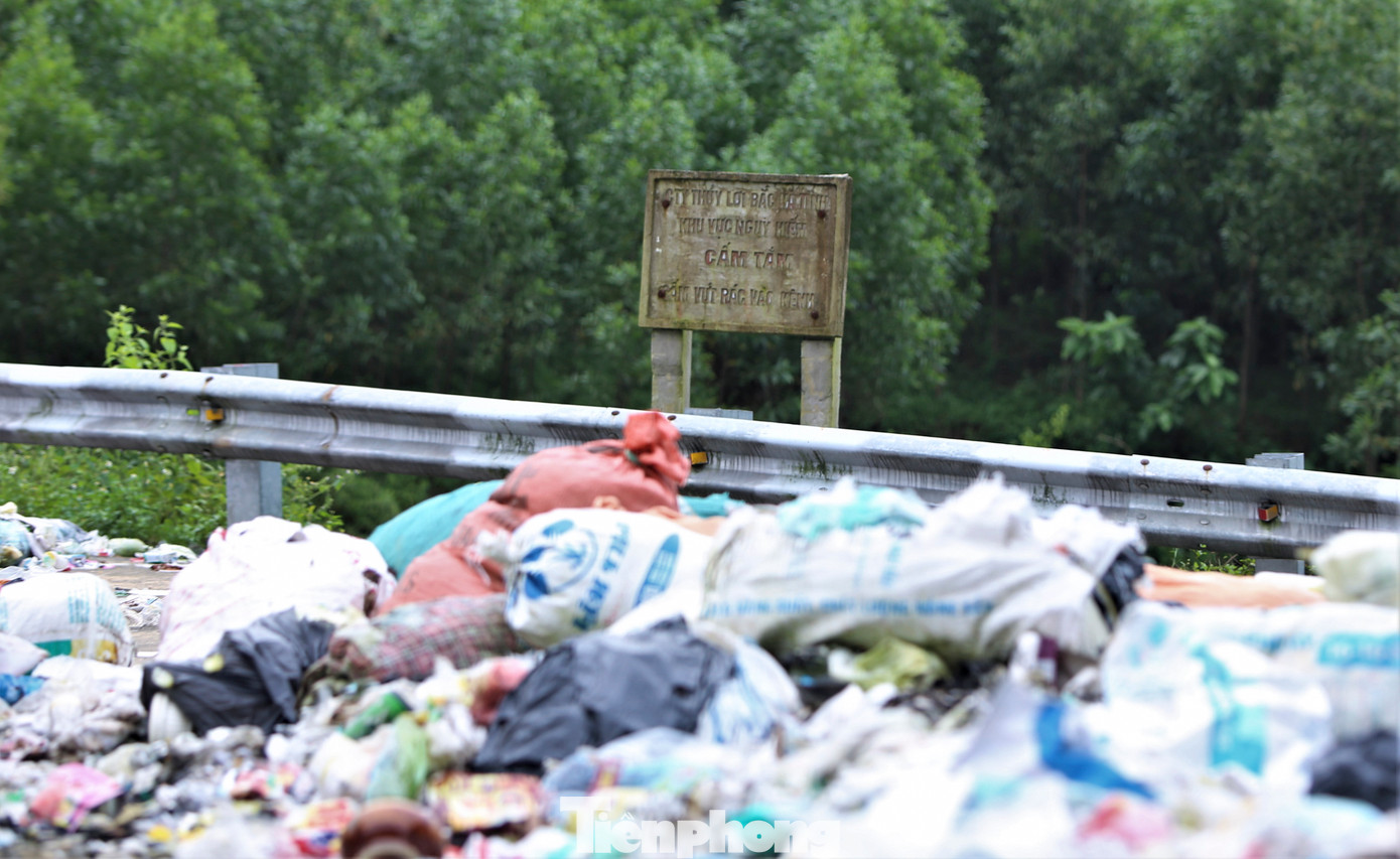 Dù có biển cẩm song tình trạng vứt rác vẫn diễn ra.