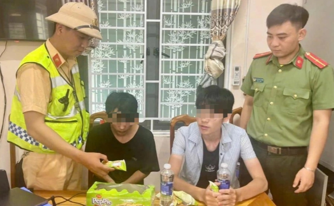 Cảnh sát hỗ trợ ăn, uống cho 2 người nước ngoài và giao ngành chức năng xác minh, làm rõ.