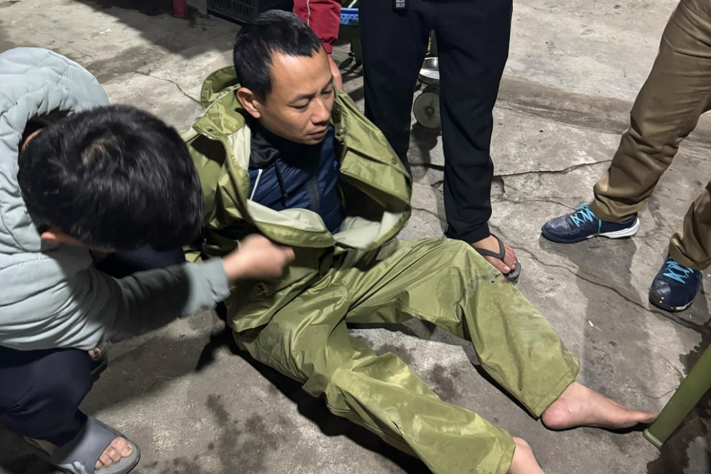 Nghi phạm Trần Văn Huy bị cảnh sát khống chế khi đang trên đường bỏ trốn.