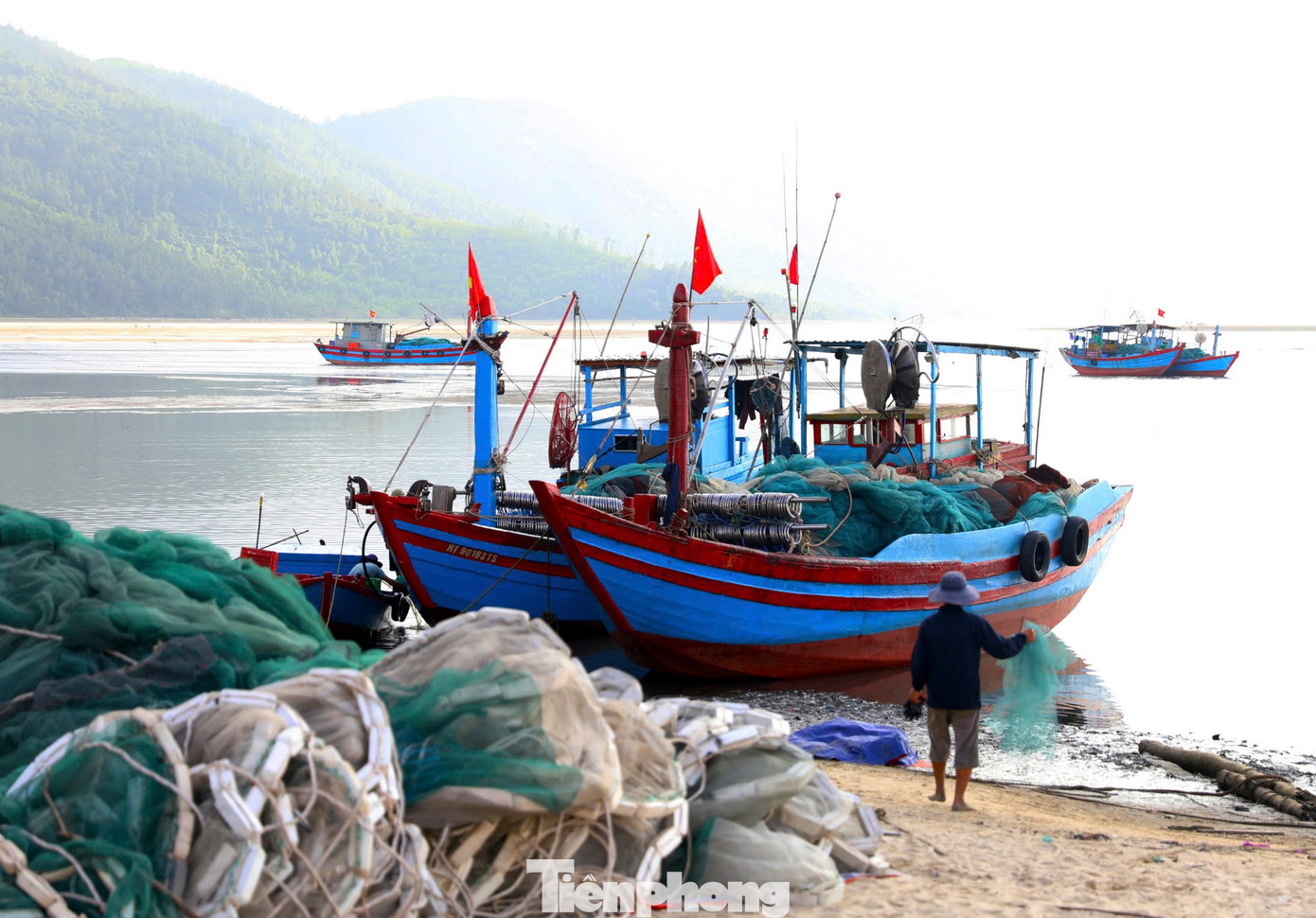 “Thời tiết thuận lợi nên sau một đêm đánh bắt hải sản ở vùng lộng, ven bờ, các tàu đều mang về nhiều cá, tôm, mực ngon... Nhu cầu thị trường tăng cao nên hải sản đánh bắt đến đâu bán nhanh với giá cao hơn. Mỗi đêm đánh bắt, trừ chi phí, các tàu cũng thu về cả chục triệu đồng”, ngư dân Trần Văn Hùng (57 tuổi) chia sẻ. Trong ảnh: Các tàu cá ngư dân thị xã Kỳ Anh vào bờ sau chuyến biển đánh bắt hải sản, phục vụ dịp lễ.