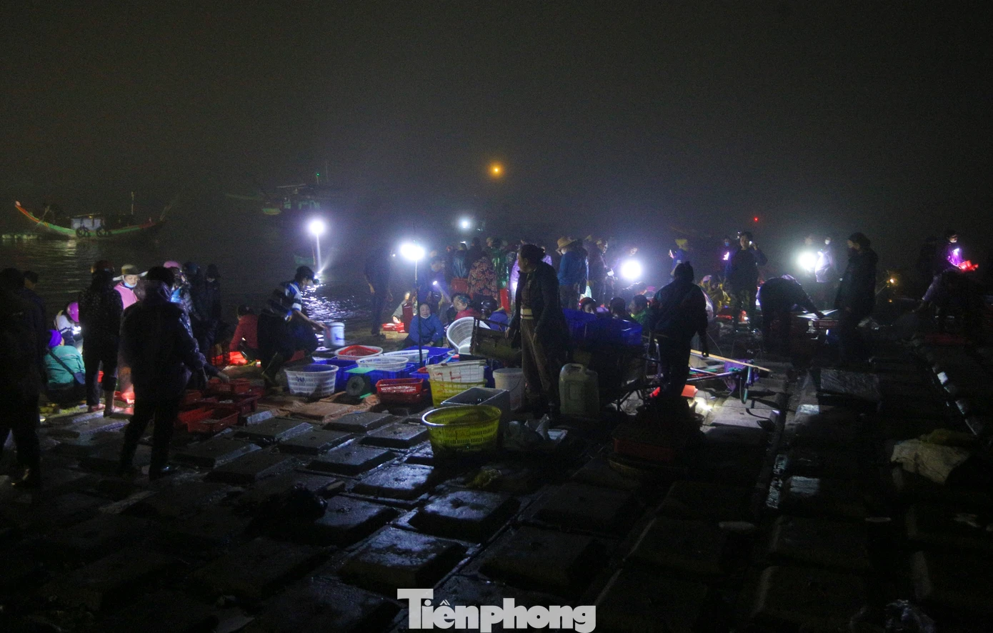 Những ngày nghỉ lễ 30/4 và 1/5, ngư dân các địa phương ở tỉnh Hà Tĩnh vẫn hăng say vươn khơi bám biển để khai thác hải sản phục vụ nhu cầu thị trường tăng cao. Trong ảnh: Chợ cá trên kè biển Cẩm Nhượng (huyện Cẩm Xuyên) rạng sáng mỗi ngày đều đông người mua, kẻ bán hải sản.