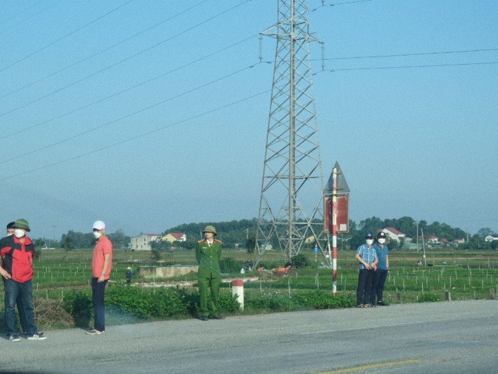 Dọc tuyến quốc lộ 1 từ điểm đầu đến cuối của tỉnh Hà Tĩnh và các tuyến đường trọng yếu qua nhiều huyện, thị, thành phố, cảnh sát chốt chặn, kiểm tra tất cả các phương tiện qua lại.