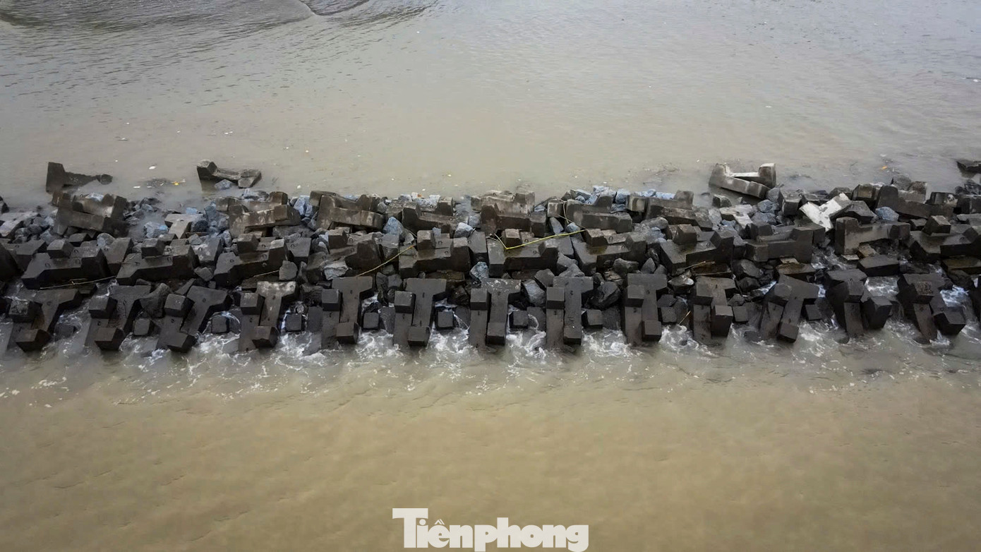“Tình trạng xâm thực bãi biển diễn ra quá nhanh. Xã đang đề xuất với cấp trên có giải pháp nhằm ngăn chặn việc sạt lở, nhất là vào mùa mưa lũ này”, vị lãnh đạo địa phương thông tin. Trong hình là tuyến đê chắn sóng bảo vệ xâm thực song người dân vẫn bất an.