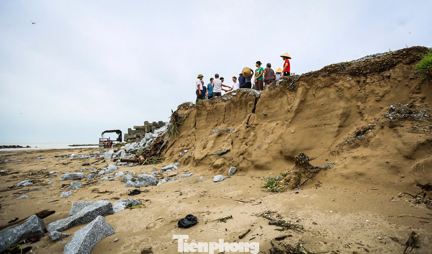 Nhiều năm qua, tình trạng sạt lở bờ biển lấn sâu 5-10m, khiến người dân địa phương bất an, nhất là mùa mưa lũ.