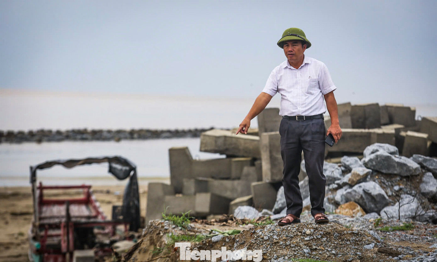 Hằng ngày người dân địa phương ra bờ biển để xem tình trạng sạt lở.