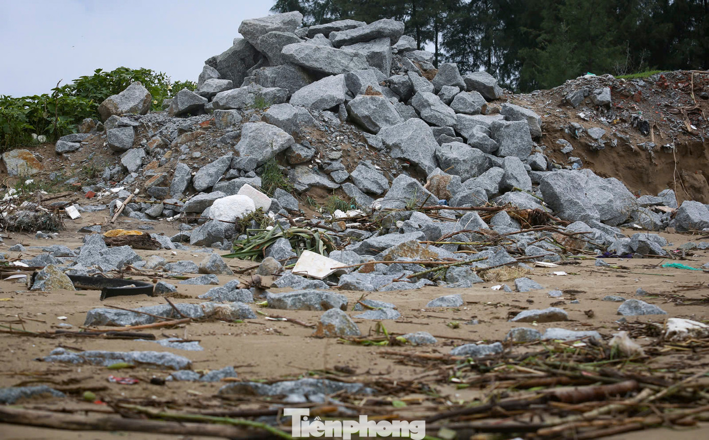 Theo người dân địa phương, đoạn đê biển qua thôn Tân Ninh Châu cách vị trí sạt lở chỉ còn hơn 10m, tình trạng sụt lún vẫn có dấu hiệu ăn sâu vào đất liền và càng nghiêm trọng hơn. “Nhà tôi cách đê biển chỉ còn 30m. Mỗi khi nghe tiếng sóng lớn vỗ vào bờ, gia đình tôi lại mất ăn mất ngủ. Chuẩn bị mùa mưa bão đến, ai nấy đều lo sợ. Mong cho có bờ kè kiên cố hơn, chống tình trạng sạt lở này”, bà Võ Thị Loan (xã Xuân Hội) cho hay.