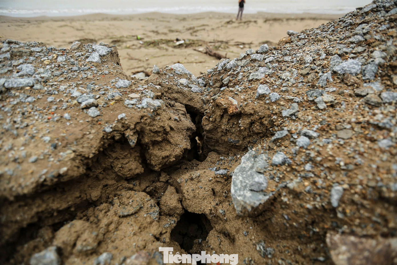 Ông Nguyễn Tiến Thành - Phó chủ tịch UBND xã Xuân Hội cho biết, dù có kè chắn sóng dài hơn 1km đã làm xong nhưng chính quyền và người dân địa phương vẫn bất an khi tình trạng sạt lở, xói lở diễn ra liên tục.