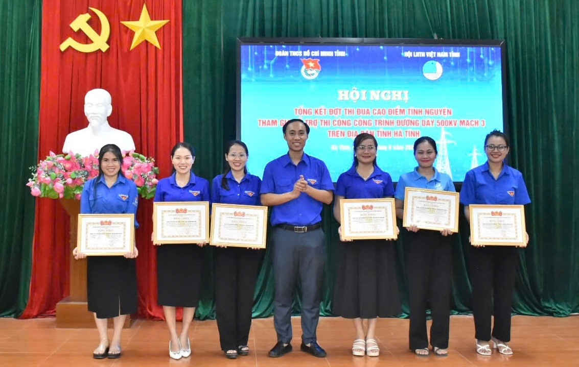 Tỉnh Đoàn Hà Tĩnh trao bằng khen của BCH T.Ư Đoàn cho 13 tập thể có thành tích xuất sắc cùng bằng khen của Tỉnh Đoàn cho cá nhân, tập thể trong triển khai thực hiện Đợt thi đua cao điểm tình nguyện tham gia hỗ trợ thi công công trình đường dây 500kV mạch 3.