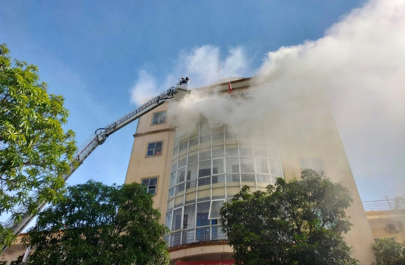 Tình huống giả định được đưa ra trong buổi trải nghiệm. Học sinh và người dân tham gia được xem lực lượng chữa cháy chuyên nghiệp ứng cứu người gặp nạn.