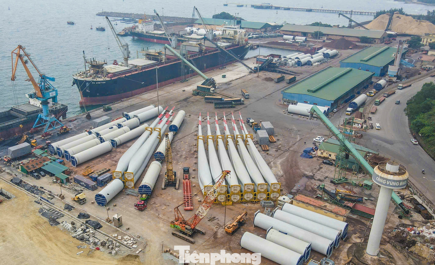 Khung cảnh nhộn nhịp ở cảng quốc tế Lào - Việt.