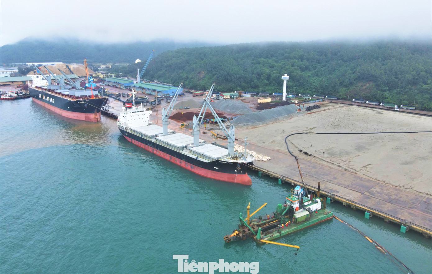 3 cầu cảng liền mạch dài 697m đón được cùng lúc 3 tàu trọng tải lớn khoảng 50.000 - 55.000 tấn.