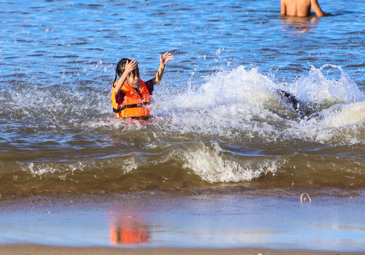 "Các con được nghỉ hè nên gia đình tôi chọn biển Thiên Cầm để nghỉ ngơi, du lịch. Ở đây bãi biển đẹp, nước sạch và hải sản ngon rẻ”, chị Quyên (34 tuổi, trú Hà Nội) chia sẻ. Trong ảnh, các em nhỏ khi tắm biển đều có sự giám sát của người lớn.