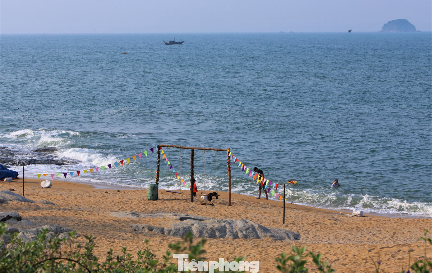 Xa xa ngoài khơi có 2 đảo Hòn Én và Hòn Bớc án ngữ. Cách đất liền 4-6 hải lý, 2 đảo này trông như một bàn tay che chở cho dân vạn chài tránh bão tố. Xa xa ngoài khơi có 2 đảo Hòn Én và Hòn Bớc án ngữ. Cách đất liền 4-6 hải lý, 2 đảo này trông như một bàn tay che chở cho dân vạn chài tránh bão tố.