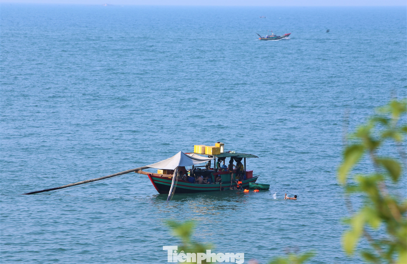 Từ các bãi tắm, du khách được ngư dân địa phương đưa ra bãi Cu Kỳ hoặc bãi Én bằng thuyền máy. Tại đây, du khách thỏa sức tung tăng dạo chơi và chiêm ngưỡng cảnh sắc biển trời mênh mông tuyệt đẹp. Từ các bãi tắm, du khách được ngư dân địa phương đưa ra bãi Cu Kỳ hoặc bãi Én bằng thuyền máy. Tại đây, du khách thỏa sức tung tăng dạo chơi và chiêm ngưỡng cảnh sắc biển trời mênh mông tuyệt đẹp.