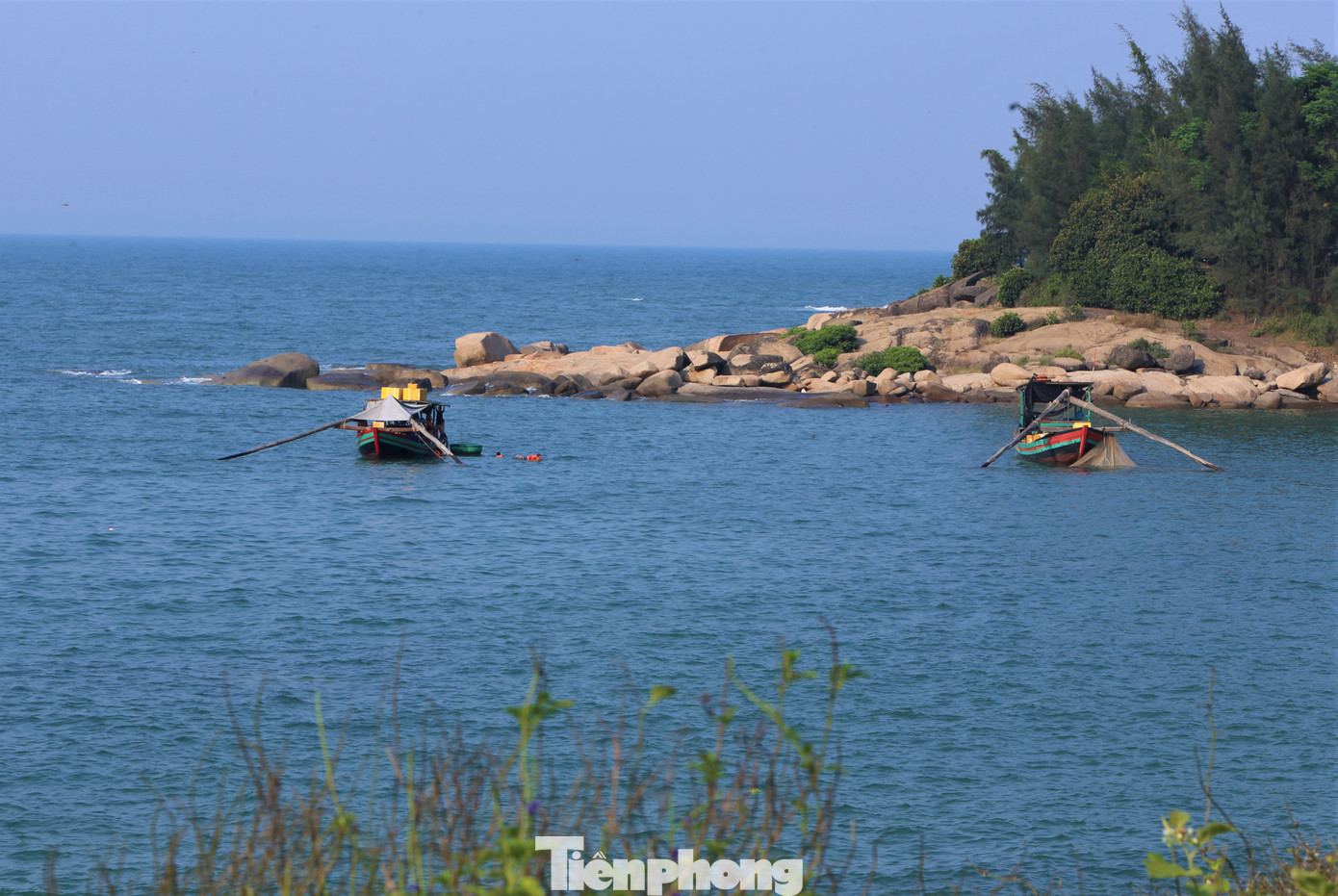 Với chiều dài đường bờ biển hơn 17km (Kỳ Xuân gần 13km, Cẩm Lĩnh hơn 4km), 2 bãi biển sở hữu vẻ đẹp hoang sơ của biển, rừng và những ghềnh đá đặc biệt, lộ rõ dưới làn nước trong xanh. Với chiều dài đường bờ biển hơn 17km (Kỳ Xuân gần 13km, Cẩm Lĩnh hơn 4km), 2 bãi biển sở hữu vẻ đẹp hoang sơ của biển, rừng và những ghềnh đá đặc biệt, lộ rõ dưới làn nước trong xanh.