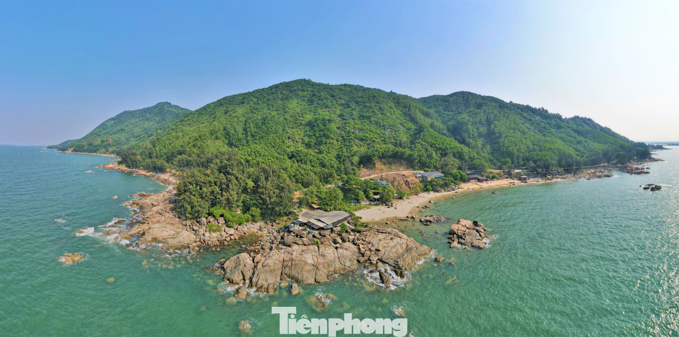 Bãi biển xã Cẩm Lĩnh (huyện Cẩm Xuyên) và bãi biển xã Kỳ Xuân (huyện Kỳ Anh) nằm cách trung tâm TP. Hà Tĩnh (Hà Tĩnh) về phía Đông Nam khoảng 45km và cách quốc lộ 1A về phía Đông khoảng 4,5km, được người dân địa phương ví như “thiên đường” du lịch sinh thái biển. Bãi biển xã Cẩm Lĩnh (huyện Cẩm Xuyên) và bãi biển xã Kỳ Xuân (huyện Kỳ Anh) nằm cách trung tâm TP. Hà Tĩnh (Hà Tĩnh) về phía Đông Nam khoảng 45km và cách quốc lộ 1A về phía Đông khoảng 4,5km, được người dân địa phương ví như “thiên đường” du lịch sinh thái biển.