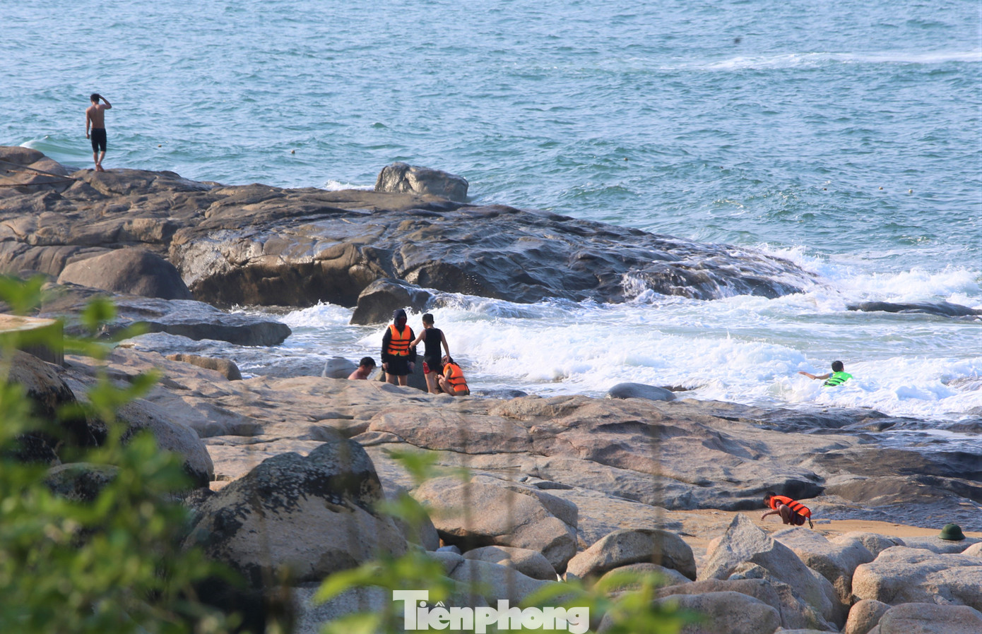 Du khách thích thú vui đùa, tắm mát bên những bãi cát mịn, ghềnh đá nhấp nhô rồi cắm trại, nấu nướng trên các tán rừng phi lao cạnh bờ biển. Du khách thích thú vui đùa, tắm mát bên những bãi cát mịn, ghềnh đá nhấp nhô rồi cắm trại, nấu nướng trên các tán rừng phi lao cạnh bờ biển.