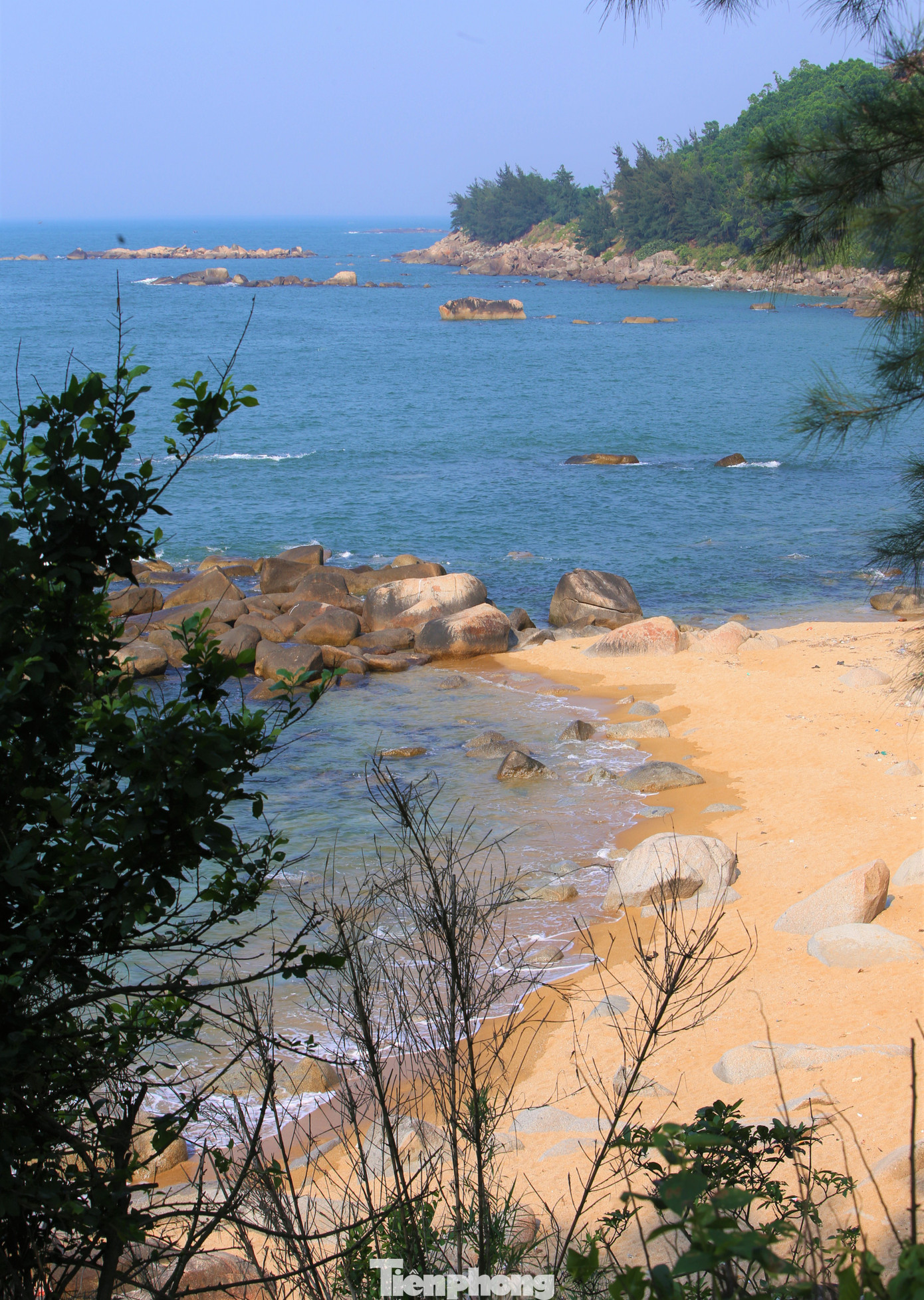 Những bãi đá như xếp thành con đường trên cát, đẹp nao lòng. Những bãi đá như xếp thành con đường trên cát, đẹp nao lòng.