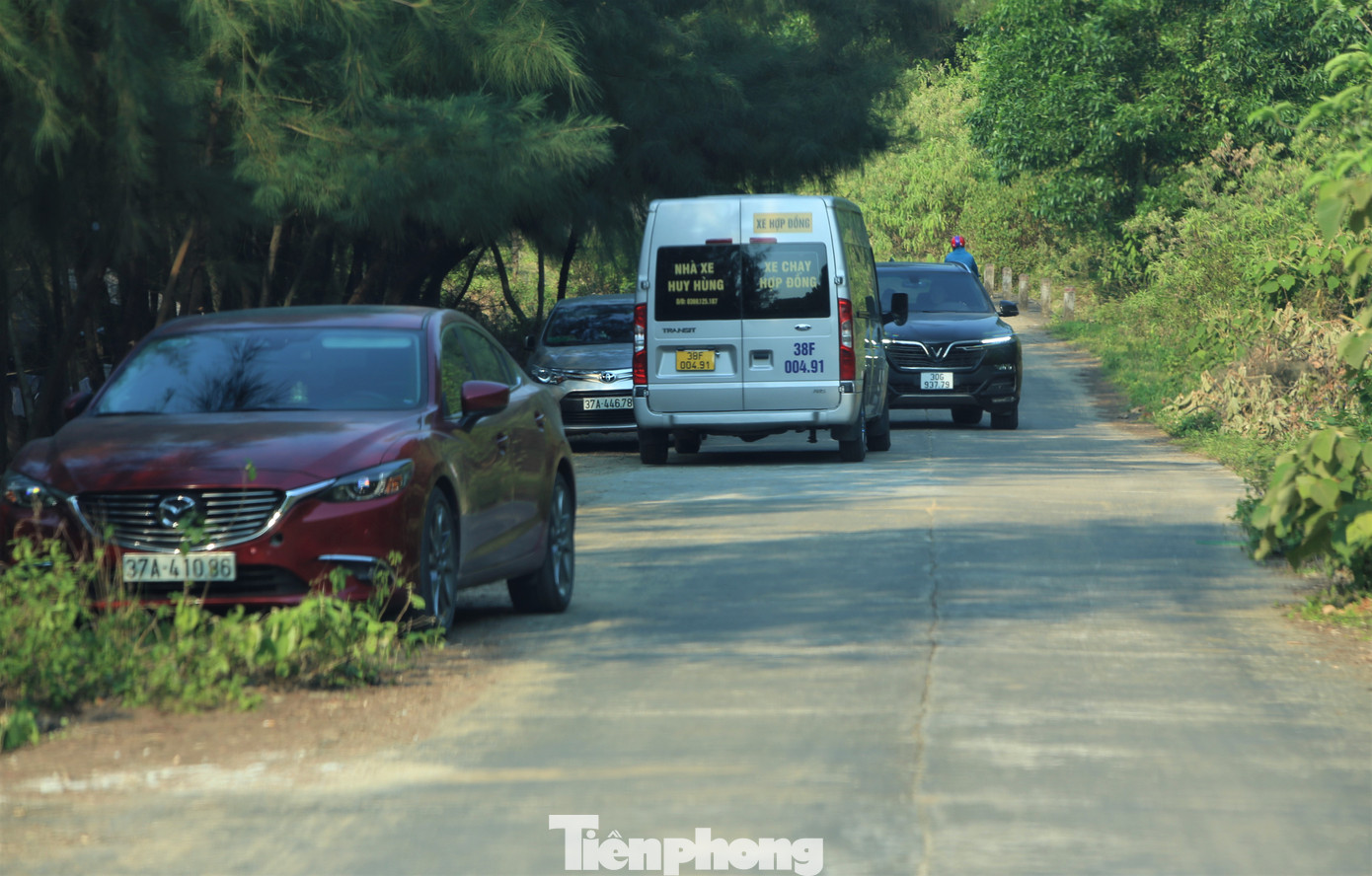 Dịp nghỉ lễ 30/4-1/5, rất đông du khách trong và ngoài tỉnh di chuyển trên tuyến đường quốc phòng ven biển Vũng Áng - Cẩm Nhượng để tham quan, trải nghiệm bãi biển Cẩm Lĩnh, Kỳ Phú. Dịp nghỉ lễ 30/4-1/5, rất đông du khách trong và ngoài tỉnh di chuyển trên tuyến đường quốc phòng ven biển Vũng Áng - Cẩm Nhượng để tham quan, trải nghiệm bãi biển Cẩm Lĩnh, Kỳ Phú.