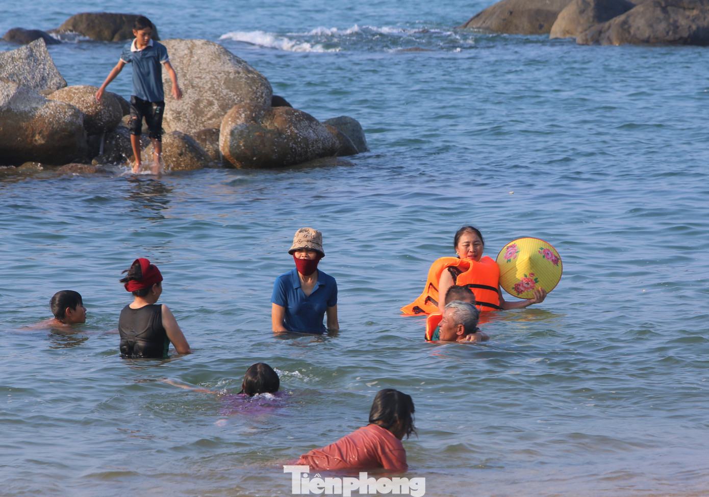 “Hai bãi biển Cẩm Lĩnh và Kỳ Xuân có các ghềnh đá rất đẹp nên khi đến đây không chỉ tắm mát, thưởng thức hải sản mà còn có điểm check-in lý tưởng”, chị Thanh Tâm (trú ở TP. Hà Tĩnh) chia sẻ. Trong hình, du khách thích thú hòa vào làn nước trong xanh. Mỗi chiều, người dân địa phương cũng đưa con em ra tắm mát dọc các bãi biển này. “Hai bãi biển Cẩm Lĩnh và Kỳ Xuân có các ghềnh đá rất đẹp nên khi đến đây không chỉ tắm mát, thưởng thức hải sản mà còn có điểm check-in lý tưởng”, chị Thanh Tâm (trú ở TP. Hà Tĩnh) chia sẻ. Trong hình, du khách thích thú hòa vào làn nước trong xanh. Mỗi chiều, người dân địa phương cũng đưa con em ra tắm mát dọc các bãi biển này.