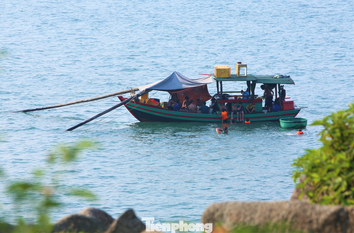 “Cảnh vật hoang sơ ở đây không chê vào đâu được. Có nhiều loại hải sản tươi rói và cách chế biến đặc biệt của người dân mà chỉ vùng này mới có. Mỗi lần vào Hà Tĩnh, gia đình tôi lại chuẩn bị lều bạt, đồ ăn, thức uống để cắm trại, trải nghiệm”, anh Thắng (42 tuổi, du khách từ Hà Nội) chia sẻ. “Cảnh vật hoang sơ ở đây không chê vào đâu được. Có nhiều loại hải sản tươi rói và cách chế biến đặc biệt của người dân mà chỉ vùng này mới có. Mỗi lần vào Hà Tĩnh, gia đình tôi lại chuẩn bị lều bạt, đồ ăn, thức uống để cắm trại, trải nghiệm”, anh Thắng (42 tuổi, du khách từ Hà Nội) chia sẻ.