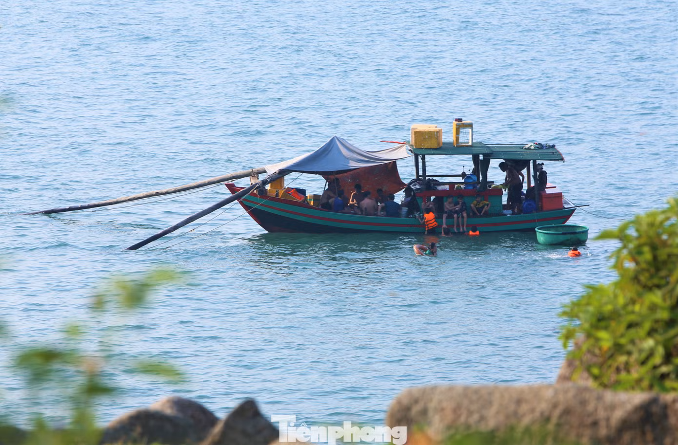 “Cảnh vật hoang sơ ở đây không chê vào đâu được. Có nhiều loại hải sản tươi rói và cách chế biến đặc biệt của người dân mà chỉ vùng này mới có. Mỗi lần vào Hà Tĩnh, gia đình tôi lại chuẩn bị lều bạt, đồ ăn, thức uống để cắm trại, trải nghiệm”, anh Thắng (42 tuổi, du khách từ Hà Nội) chia sẻ.
