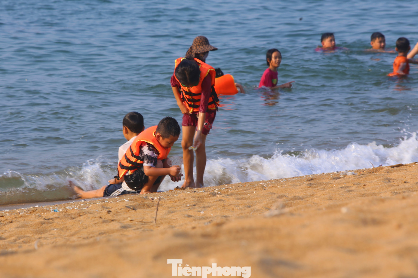 “Hai bãi biển Cẩm Lĩnh và Kỳ Xuân có các ghềnh đá rất đẹp nên khi đến đây không chỉ tắm mát, thưởng thức hải sản mà còn có điểm check-in lý tưởng”, chị Thanh Tâm (trú ở TP. Hà Tĩnh) chia sẻ. Trong hình, du khách thích thú hòa vào làn nước trong xanh. Mỗi chiều, người dân địa phương cũng đưa con em ra tắm mát dọc các bãi biển này. “Hai bãi biển Cẩm Lĩnh và Kỳ Xuân có các ghềnh đá rất đẹp nên khi đến đây không chỉ tắm mát, thưởng thức hải sản mà còn có điểm check-in lý tưởng”, chị Thanh Tâm (trú ở TP. Hà Tĩnh) chia sẻ. Trong hình, du khách thích thú hòa vào làn nước trong xanh. Mỗi chiều, người dân địa phương cũng đưa con em ra tắm mát dọc các bãi biển này.