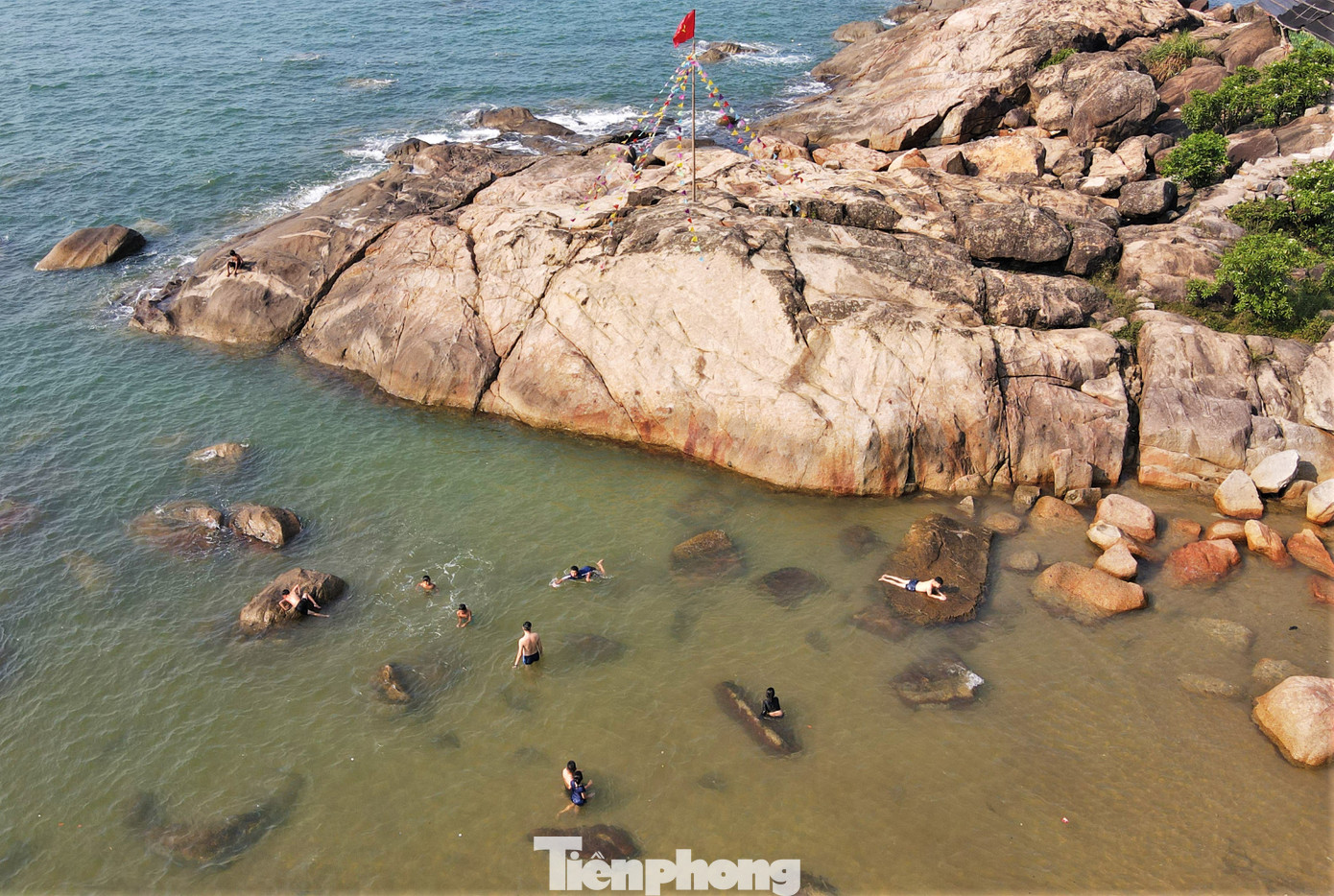 Với chiều dài đường bờ biển hơn 17km (Kỳ Xuân gần 13km, Cẩm Lĩnh hơn 4km), 2 bãi biển sở hữu vẻ đẹp hoang sơ của biển, rừng và những ghềnh đá đặc biệt, lộ rõ dưới làn nước trong xanh. Với chiều dài đường bờ biển hơn 17km (Kỳ Xuân gần 13km, Cẩm Lĩnh hơn 4km), 2 bãi biển sở hữu vẻ đẹp hoang sơ của biển, rừng và những ghềnh đá đặc biệt, lộ rõ dưới làn nước trong xanh.