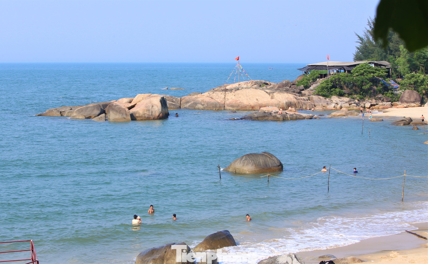 Dọc các bãi đá, mấy năm qua người dân địa phương cũng dựng các căn nhà tạm, làm nơi nghỉ mát, phục vụ ăn uống cho du khách. Dọc các bãi đá, mấy năm qua người dân địa phương cũng dựng các căn nhà tạm, làm nơi nghỉ mát, phục vụ ăn uống cho du khách.